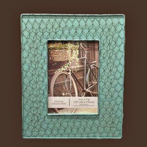 Fetco Farmhouse Picture Frame Tuscan Collection 5 x 7 Light Aqua Chicken Wire